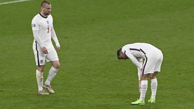 Zklamaní angličtí reprezentanti Luke Shaw (vlevo) a Mason Mount po remíze se Skotskem. Zklamaní angličtí reprezentanti Luke Shaw (vlevo) a Mason Mount po remíze se Skotskem.