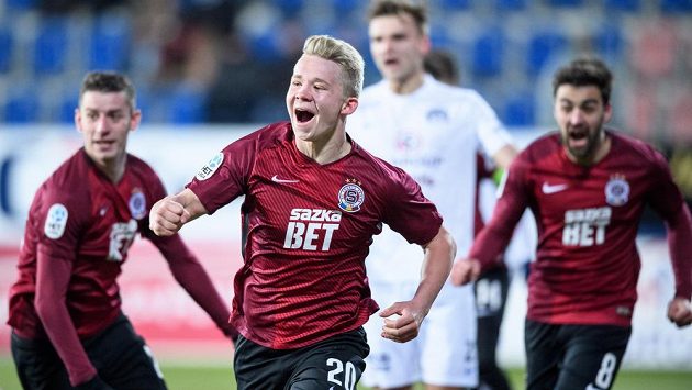 Václav Drchal oslavuje vedoucí gól Sparty na Slovácku. Václav Drchal oslavuje vedoucí gól Sparty na Slovácku.