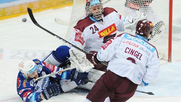 Brankář Sparty Tomáš Pöpperle (uprostřed) fauluje Leoše Čermáka (vlevo) z Komety. Píchl ho holí a šel předčasně do sprchy. Brankář Sparty Tomáš Pöpperle (uprostřed) fauluje Leoše Čermáka (vlevo) z Komety. Píchl ho holí a šel předčasně do sprchy.