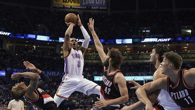 Russell Westbrook z Oklahomy (v bílém) střílí v zápase s Portlandem. Russell Westbrook z Oklahomy (v bílém) střílí v zápase s Portlandem.