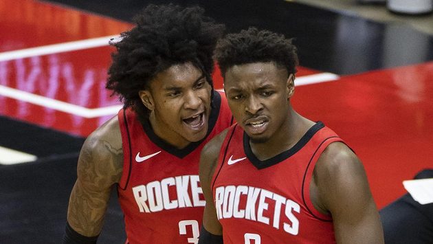 Rozehrávač Houstonu Kevin Porter (vlevo) dostal od vedení NBA pokutu 50 000 dolarů (asi 1,07 milionu korun) za návštěvu striptýzového klubu. Rozehrávač Houstonu Kevin Porter (vlevo) dostal od vedení NBA pokutu 50 000 dolarů (asi 1,07 milionu korun) za návštěvu striptýzového klubu.