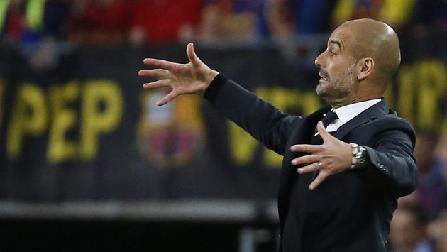 Josep Guardiola gestikuluje na lavičce Bayernu Mnichov. Josep Guardiola gestikuluje na lavičce Bayernu Mnichov.