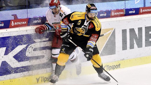 Litvínovský hráč Daniel Sörvik (vpravo) a Martin Látal z Hradce. Litvínovský hráč Daniel Sörvik (vpravo) a Martin Látal z Hradce.