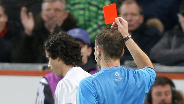 Český sudí Pavel Královec ukazuje červenou kartu Thiagovi z Atlétika. Český sudí Pavel Královec ukazuje červenou kartu Thiagovi z Atlétika.