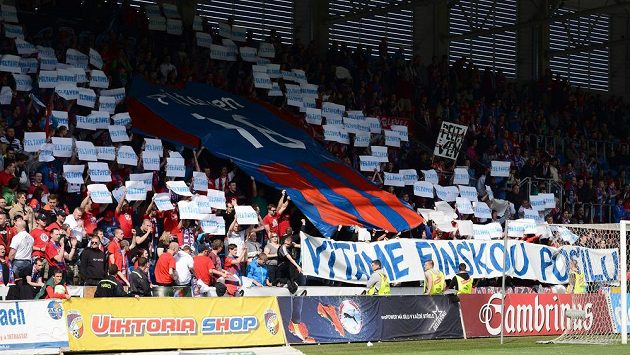 Plzeňští fanoušci během utkání s Jihlavou přivítali finskou posilu Peltavena... Plzeňští fanoušci během utkání s Jihlavou přivítali finskou posilu Peltavena...