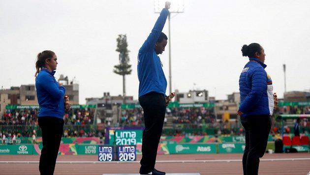 Americká kladivářka Gwen Berryová dostala od Amerického olympijského výboru roční podmínku za protest na stupních vítězů na nedávných Panamerických hrách v Limě. Ve známém protestním gestu zvedla paži s rukou v pěst. Americká kladivářka Gwen Berryová dostala od Amerického olympijského výboru roční podmínku za protest na stupních vítězů na nedávných Panamerických hrách v Limě. Ve známém protestním gestu zvedla paži s rukou v pěst.