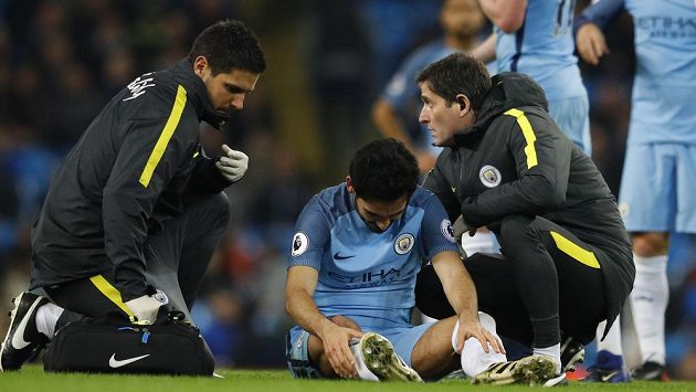 Ošetřovaný Ilkay Gündogan. Ošetřovaný Ilkay Gündogan.