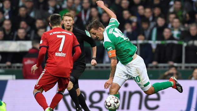 Brémský Max Kruse (vpravo) a Franck Ribéry z Bayernu. Brémský Max Kruse (vpravo) a Franck Ribéry z Bayernu.