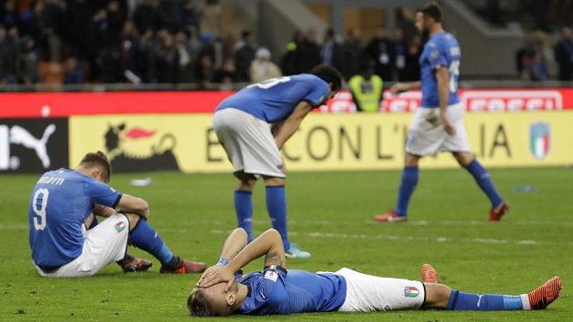 Zdrcení italští fotbalisté po vyřazení v baráži o MS. Zdrcení italští fotbalisté po vyřazení v baráži o MS.