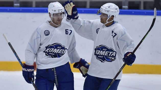Hokejisté Komety Brno (zleva) autor gólu Lukáš Kucsera a Jan Hruška se radují z branky v síti HC Olomouc. Hokejisté Komety Brno (zleva) autor gólu Lukáš Kucsera a Jan Hruška se radují z branky v síti HC Olomouc.