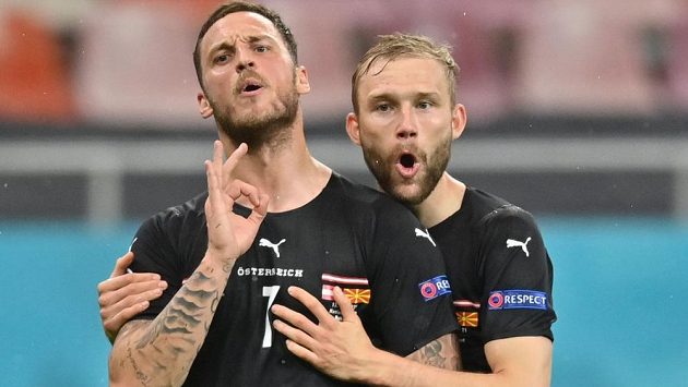 Rakouský útočník Marko Arnautovic (vlevo) si neodpustil slovní komentář při oslavě gólu na 3:1, vpravo je jeho spoluhráč Konrad Laimer. Rakouský útočník Marko Arnautovic (vlevo) si neodpustil slovní komentář při oslavě gólu na 3:1, vpravo je jeho spoluhráč Konrad Laimer.
