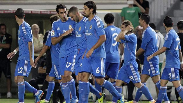 Fotbalisté Realu Madrid se radují ze vstřelení gólu na hřišti Elche. Fotbalisté Realu Madrid se radují ze vstřelení gólu na hřišti Elche.