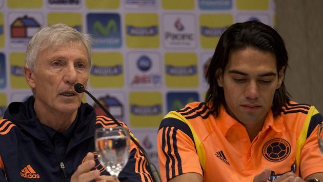 Kolumbijský trenér Jose Pekerman (vlevo) a Radamel Falcao oznamují, že hráč se blížícího se mistrovství světa v Brazílii nezúčastní. Kolumbijský trenér Jose Pekerman (vlevo) a Radamel Falcao oznamují, že hráč se blížícího se mistrovství světa v Brazílii nezúčastní.
