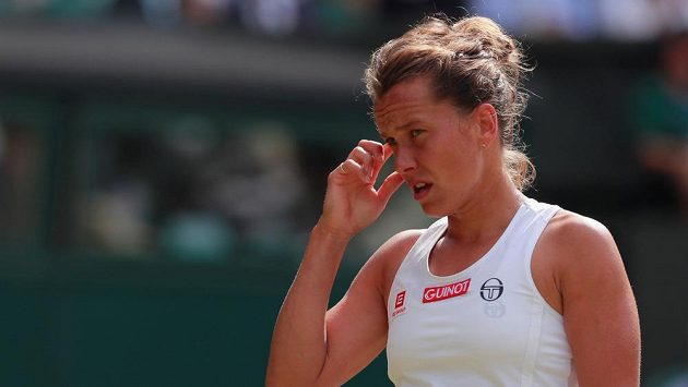 Barbora Strýcová ve čtvrtfinále s Britkou Johannou Kontaovou. Barbora Strýcová ve čtvrtfinále s Britkou Johannou Kontaovou.