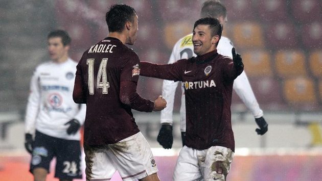 Sparťané Václav Kadlec (vlevo) a Lukáš Vácha oslavují druhý gól proti Slovácku. Sparťané Václav Kadlec (vlevo) a Lukáš Vácha oslavují druhý gól proti Slovácku.
