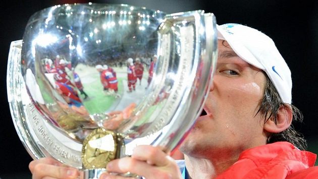Alexandr Ovečkin s pohárem pro mistry světa na loňském MS po finálovém vítězství sborné nad Slovenskem. Alexandr Ovečkin s pohárem pro mistry světa na loňském MS po finálovém vítězství sborné nad Slovenskem.