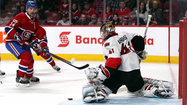 Tomáš Plekanec (14) z Montrealu a gólman Ottawy Craig Anderson (41). Tomáš Plekanec (14) z Montrealu a gólman Ottawy Craig Anderson (41).