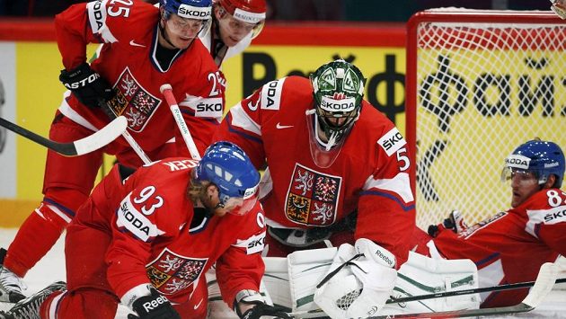 Čeští hokejsité Jiří Hudler (vlevo), Jakub Voráček, gólman Alexander Salák a Jakub Nakládal (vpravo)bojují před brankou o puk v utkání s Běloruskem. Čeští hokejsité Jiří Hudler (vlevo), Jakub Voráček, gólman Alexander Salák a Jakub Nakládal (vpravo)bojují před brankou o puk v utkání s Běloruskem.