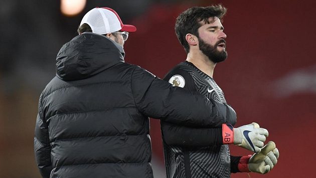 Manažer Liverpoolu Jürgen Klopp uklidňuje po utkání brankáře Alissona. Manažer Liverpoolu Jürgen Klopp uklidňuje po utkání brankáře Alissona.