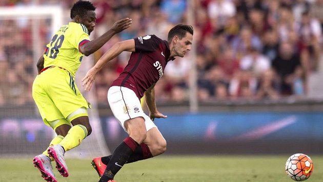 Nigerijec Ahmed Musa (vlevo), autor dvou gólů CSKA Moskva, a obránce Sparty Praha Mario Holek. Nigerijec Ahmed Musa (vlevo), autor dvou gólů CSKA Moskva, a obránce Sparty Praha Mario Holek.