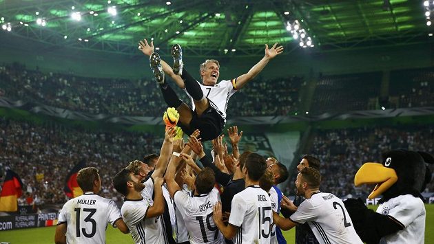 Bastian Schweinsteiger se po zápase dočkal ovací diváků i uznání spoluhráčů. Bastian Schweinsteiger se po zápase dočkal ovací diváků i uznání spoluhráčů.