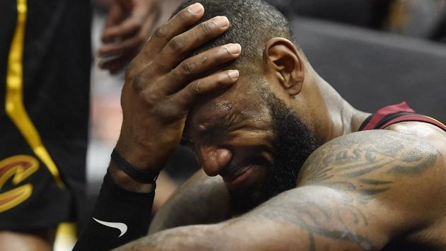 Zklamaný LeBron James, ani jeho body Cleveland od prohry nespasily. Zklamaný LeBron James, ani jeho body Cleveland od prohry nespasily.