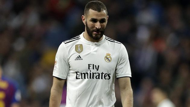 Útočník Realu Madrid Karim Benzema a jeho zklamání po pohárové porážce s Barcelonou. Útočník Realu Madrid Karim Benzema a jeho zklamání po pohárové porážce s Barcelonou.