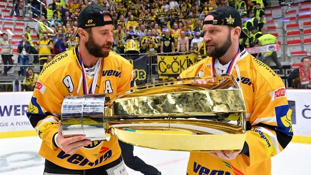 Jiří Šlégr (vpravo) a Martin Ručinský s pohárem pro mistra extraligy. Jiří Šlégr (vpravo) a Martin Ručinský s pohárem pro mistra extraligy.