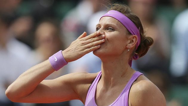 Šťastná Lucie Šafářová po vítězství nad Španělkou Garbiňe Muguruzaovou. Šťastná Lucie Šafářová po vítězství nad Španělkou Garbiňe Muguruzaovou.