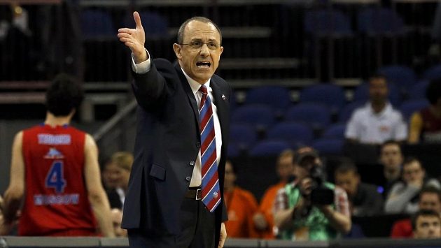 Ettore Messina diriguje hráče CSKA Moskva při semifinálovém duele Evropské ligy proti Olympiakosu. Ettore Messina diriguje hráče CSKA Moskva při semifinálovém duele Evropské ligy proti Olympiakosu.