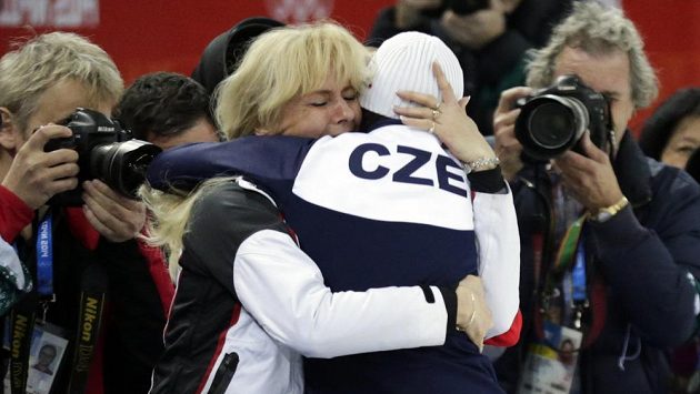 Rychlobruslařka Martina Sáblíková se raduje ze zlaté olympijské medaile se svou maminkou. Rychlobruslařka Martina Sáblíková se raduje ze zlaté olympijské medaile se svou maminkou.
