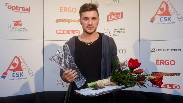 Martin Fuksa s trofejí pro druhého nejlepšího sportovce Českého svazu kanoistiky za rok 2015. Martin Fuksa s trofejí pro druhého nejlepšího sportovce Českého svazu kanoistiky za rok 2015.