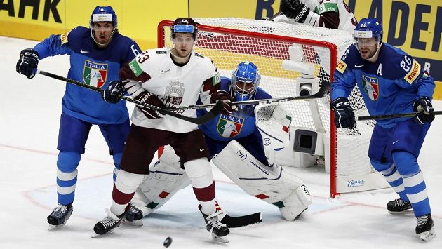 Lotyšský hokejista Teodors Blugers a trojice Italů Andreas Bernard, Sean McMonagle a Armin Helfer v akci během utkání mistrovství světa. Lotyšský hokejista Teodors Blugers a trojice Italů Andreas Bernard, Sean McMonagle a Armin Helfer v akci během utkání mistrovství světa.