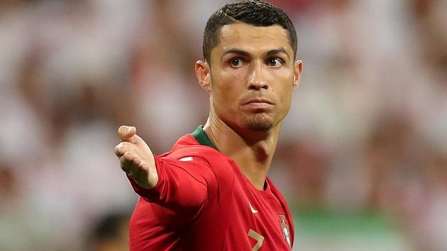 Portugalská hvězda Cristiano Ronaldo v akci během utkání MS s Íránem. Portugalská hvězda Cristiano Ronaldo v akci během utkání MS s Íránem.