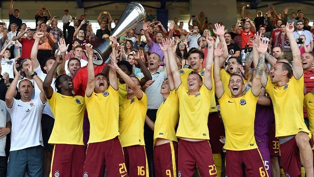 Sparťané se po výhře 3:0 nad Plzní radují ze zisku Superpoháru. Sparťané se po výhře 3:0 nad Plzní radují ze zisku Superpoháru.