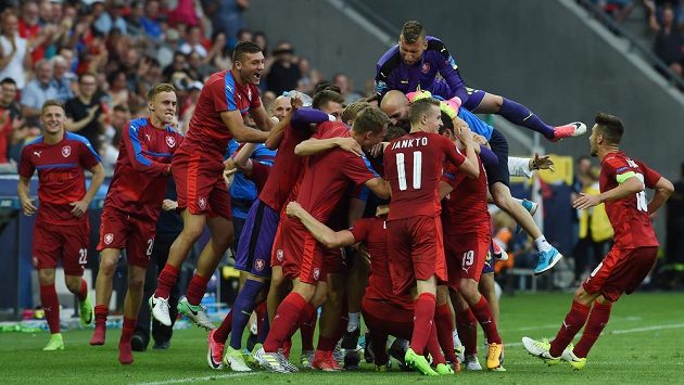 Čeští fotbalisté se radují z třetího gólu proti Itálii. Čeští fotbalisté se radují z třetího gólu proti Itálii.