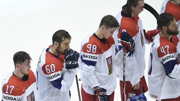 Zklamaní čeští hokejisté po prohře s USA 2:3. Zleva Filip Hronek, Michal Moravčík, Martin Nečas a vpravo Michal Jordán. Zklamaní čeští hokejisté po prohře s USA 2:3. Zleva Filip Hronek, Michal Moravčík, Martin Nečas a vpravo Michal Jordán.