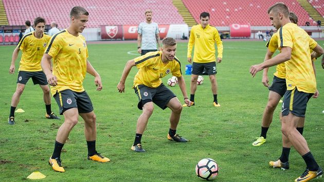 Fotbalisté Sparty (zleva): Michal Sáček, Milan Piško, Martin Frýdek, Vjačeslav Karavajev a Eldar Čivič během tréninku v Bělehradě. Fotbalisté Sparty (zleva): Michal Sáček, Milan Piško, Martin Frýdek, Vjačeslav Karavajev a Eldar Čivič během tréninku v Bělehradě.