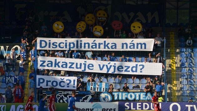 Fanoušci Liberce se dožadují vysvětlení, proč nemohou na zápas se Slavií. Fanoušci Liberce se dožadují vysvětlení, proč nemohou na zápas se Slavií.
