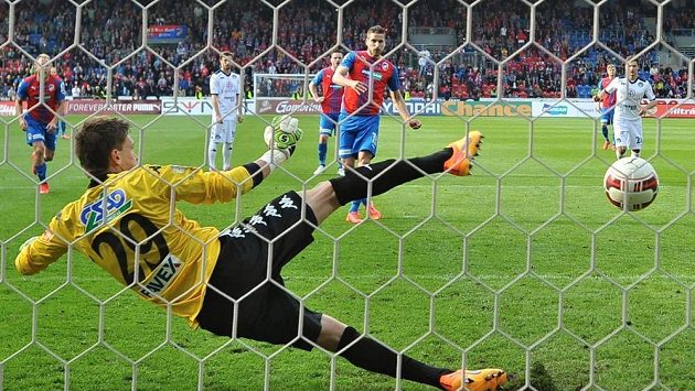Jan Kovařík z Plzně dává gól z penalty brankáři Slovácka Milanu Hečovi. Jan Kovařík z Plzně dává gól z penalty brankáři Slovácka Milanu Hečovi.
