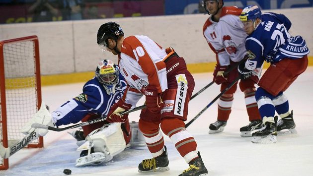Přípravné hokejové utkání HC Olomouc - HC Kometa Brno. Útočník Olomouce Matěj Pekr (druhý zleva) dává třetí, vyrovnávací branku. Vlevo je brankář Brna Marek Čiliak. Přípravné hokejové utkání HC Olomouc - HC Kometa Brno. Útočník Olomouce Matěj Pekr (druhý zleva) dává třetí, vyrovnávací branku. Vlevo je brankář Brna Marek Čiliak.