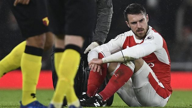Aaron Ramsey je zraněný, Arsenalu bude zhruba tři týdny chybět. Aaron Ramsey je zraněný, Arsenalu bude zhruba tři týdny chybět.