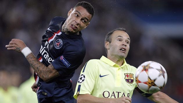 Gregory van der Wiel (vlevo) v barvách PSG v duelu Ligy mistrů proti barcelonskému Andresu Iniestovi. Gregory van der Wiel (vlevo) v barvách PSG v duelu Ligy mistrů proti barcelonskému Andresu Iniestovi.