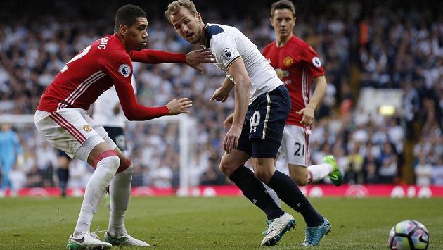 Anglický Tottenham se loučí se stadionem White Hart Lane. V posledním utkání na legendárním stánku vyhráli domácí nad Manchesterem United. Anglický Tottenham se loučí se stadionem White Hart Lane. V posledním utkání na legendárním stánku vyhráli domácí nad Manchesterem United.