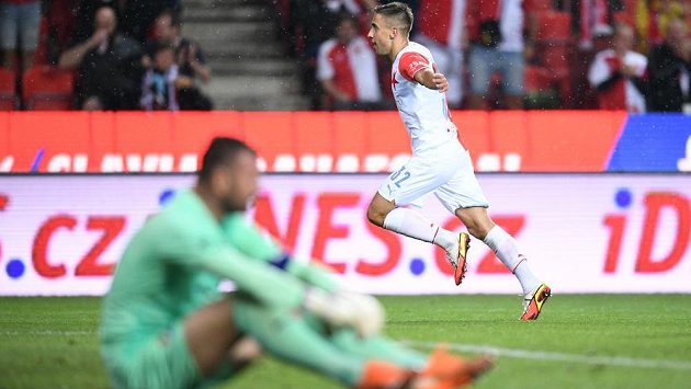 Třetí gól v síti Baníku Ostrava ve vršovickém Edenu. Slaví Ondřej Lingr. Třetí gól v síti Baníku Ostrava ve vršovickém Edenu. Slaví Ondřej Lingr.