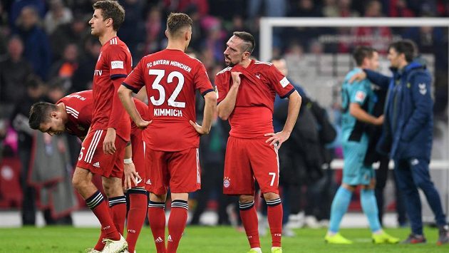 Zklamaní fotbalisté Bayernu Mnichov - Thomas Müller, Franck Ribéry a další - po remíze s Freiburgem. Zklamaní fotbalisté Bayernu Mnichov - Thomas Müller, Franck Ribéry a další - po remíze s Freiburgem.