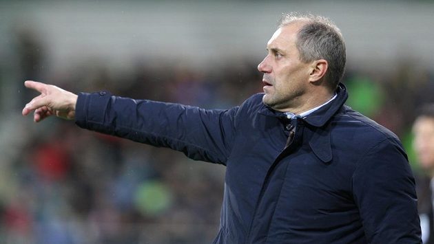 Plzeňský trenér Roman Pivarník během utkání v Karviné. Plzeňský trenér Roman Pivarník během utkání v Karviné.