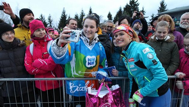 Gabriela Koukalová s fanoušky při biatlonové exhibici. Gabriela Koukalová s fanoušky při biatlonové exhibici.