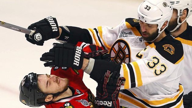 Zadák Zdeno Chára z Bostonu krotí Andrewa Shawa z Chicaga. Zadák Zdeno Chára z Bostonu krotí Andrewa Shawa z Chicaga.