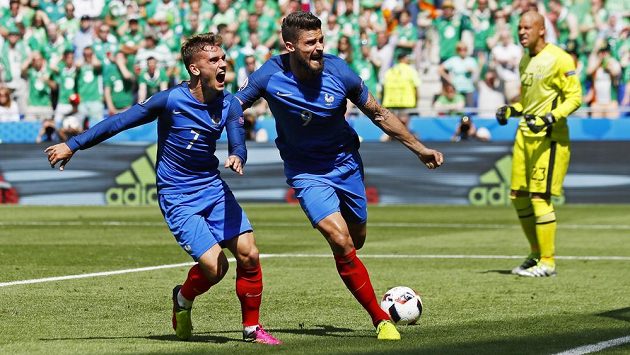 Francouzští fotbalisté Antoine Griezmann (vlevo) a Olivier Giroud bezprostředně po vstřeleném gólu proti Irsku. Francouzští fotbalisté Antoine Griezmann (vlevo) a Olivier Giroud bezprostředně po vstřeleném gólu proti Irsku.
